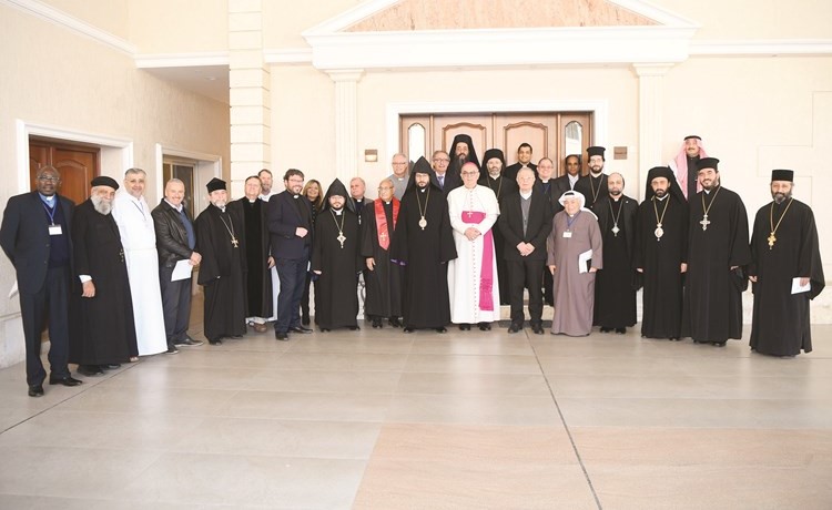 صورة تذكارية للمشاركين برابطة الكنائس الخليجية								(متين غوزال - محمد هاشم)