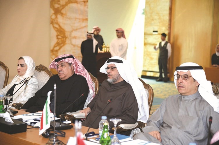 راشد العجمي وعبدالله العويصي وسميرة الغريب خلال مؤتمر أجهزة المنافسة الخليجية