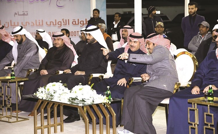 حديث بين الشيخ خالد العبدالله والشيخ طلال مشعل الأحمد ويبدو الشيخ صباح علي الجابر وعلي مروي