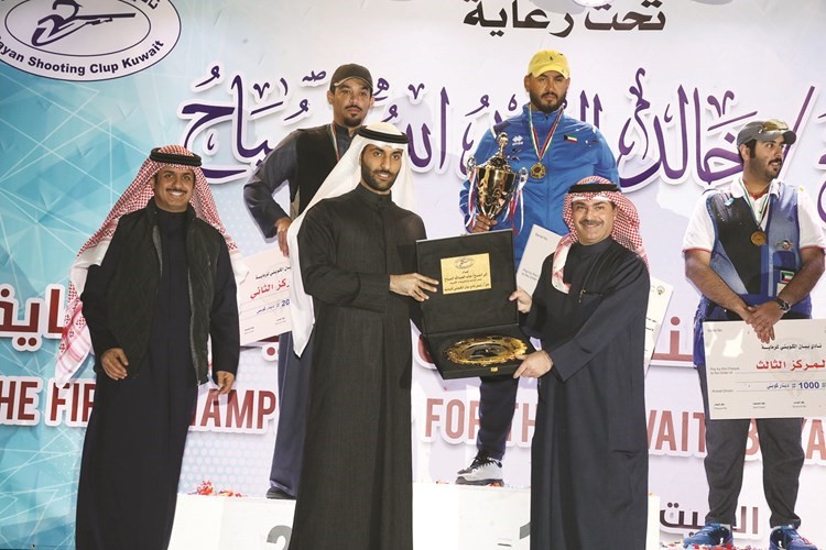 درع تذكارية من الشيخ صباح علي الجابر إلى الشيخ خالد العبدالله