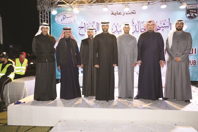 الشيخ صباح علي الجابر يتوسط مجموعة من أعضاء نادي بيان للرماية