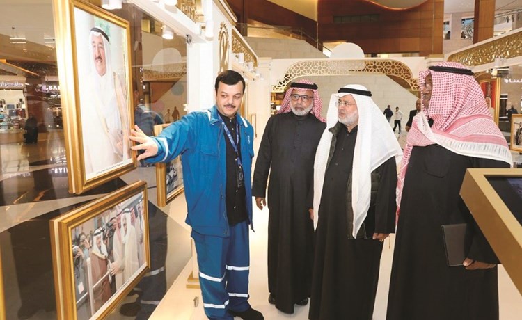 صور صاحب السمو في المعرض