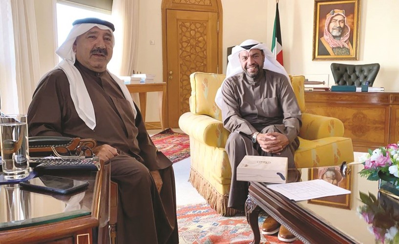 الشيخ ناصر صباح الأحمد خلال استقباله السفير عبدالله اليحيى