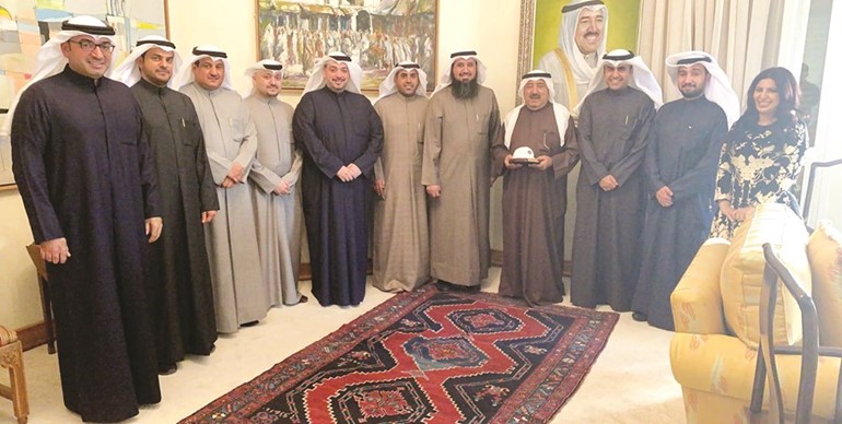 الشيخ ناصر صباح الأحمد مستقبلا رئيس وأعضاء جمعية المهندسين
