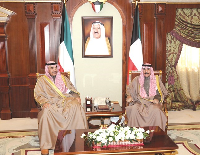 سمو ولي العهد الشيخ نواف الأحمد خلال لقائه سمو رئيس الوزراء الشيخ صباح الخالد