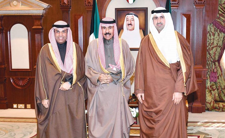 سمو ولي العهد الشيخ نواف الاحمد مستقبلا وزير النفط د.خالد الفاضل ووكيل الوزارة الشيخ د.نمر المالك