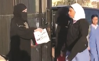 استقبال طالبة بالورود والهدايا