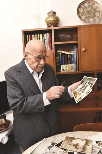 اسماعيل شعراوي يستعرض صورا من أرشيفه