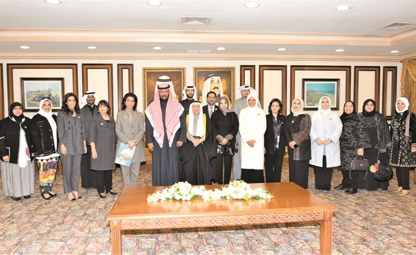المحافظ الشيخ طلال الخالد والوكيل المساعد د.فاطمة النجار ود.آمال اليحيى والمختار فيصل الوقيان في لقطة جماعية