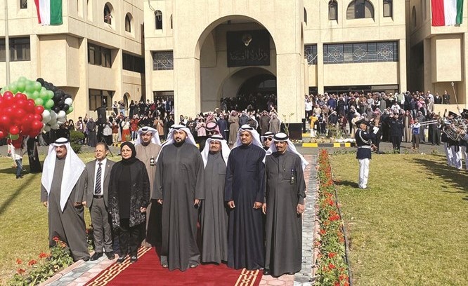 الشيخ د. باسل الصباح مع قيادات الصحة خلال فعالية رفع العلم في الوزارة