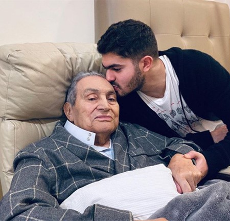 الرئيس المصري الأسبق حسني مبارك وحفيده عمر علاء مبارك 