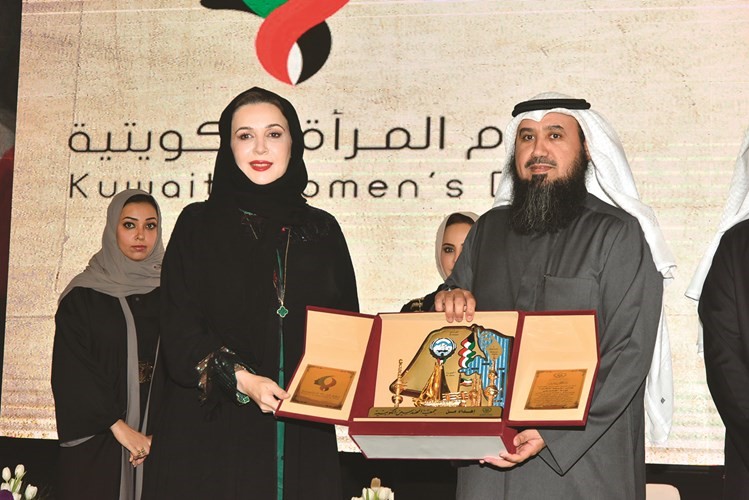 العتل خلال تكريم الشيخة د.نهلة القاسمي