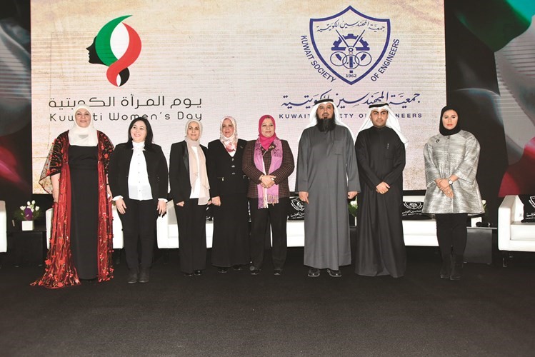 م.فيصل العتل متوسطا عددا من المهندسات المكرمات والمشاركات خلال الحفل	(محمد هنداوي)