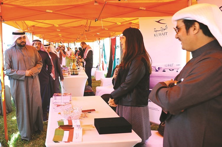 وكيل الشؤون عبدالعزيز شعيب في زيارة لجناح الكويتية