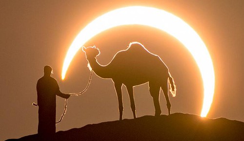 كسوف حلقي في دولة الإمارات يحيط براعي الإبل في صورة التقطت بمحض الصدفة وتثير الإعجاب