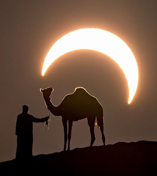 كسوف حلقي في دولة الإمارات يحيط براعي الإبل في صورة التقطت بمحض الصدفة وتثير الإعجاب