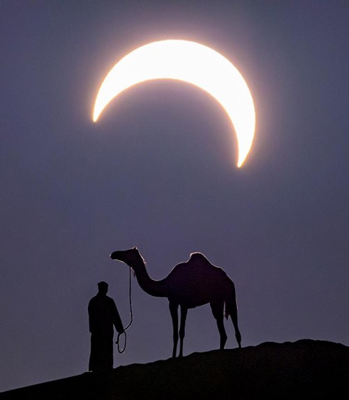كسوف حلقي في دولة الإمارات يحيط براعي الإبل في صورة التقطت بمحض الصدفة وتثير الإعجاب
