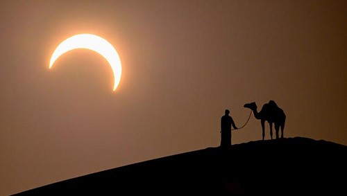 كسوف حلقي في دولة الإمارات يحيط براعي الإبل في صورة التقطت بمحض الصدفة وتثير الإعجاب