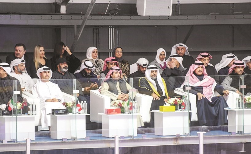 محمد الجبري متوسطا السفير ضاري العجران ود.حمود فليطح وفهيد العجمي خلال افتتاح البطولة	(كونا)