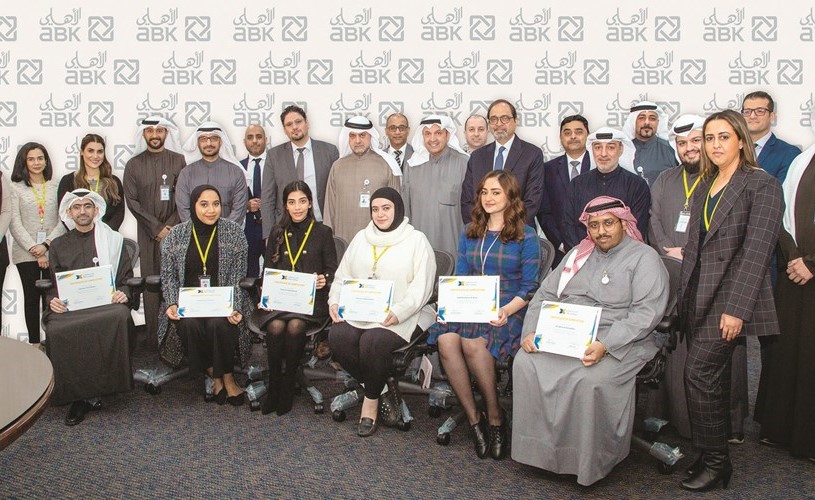 خريجو الدفعة الأولى من أكاديمية البنك الأهلي الكويتي لتكنولوجيا المعلومات مع إدارة البنك