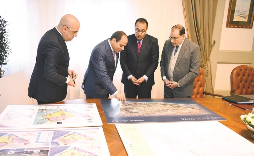جانب من الاجتماع الذي عقده الرئيس السيسي مع رئيس مجلس الوزراء ووزير الإسكان والمرافق والمجتمعات العمرانية ومستشار رئيس الجمهورية للتخطيط العمراني