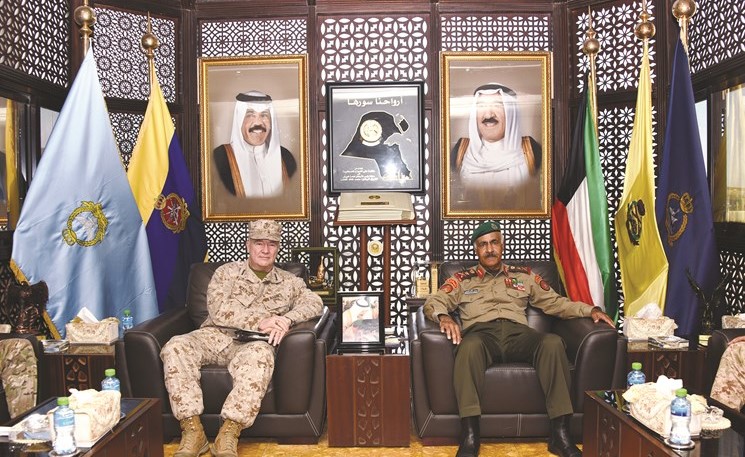 الفريق الركن محمد الخضر خلال اللقاء مع آمر القيادة المركزية الأميركية الوسطى الفريق أول كينيث ماكنزي