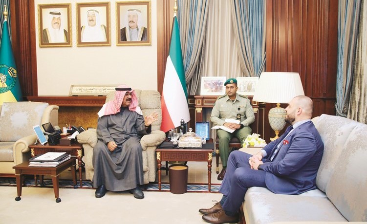الشيخ مشعل الأحمد مستقبلا سفير الاتحاد الأوروبي لدى الكويت