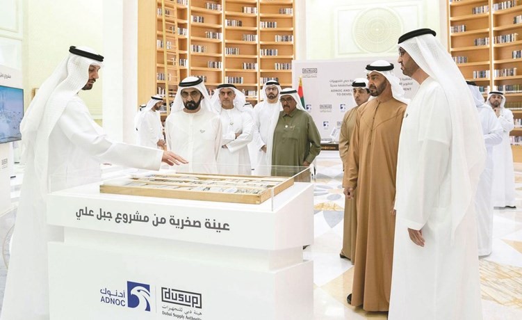 صاحب السمو الشيخ محمد بن راشد آل مكتوم و صاحب السمو الشيخ محمد بن زايد آل نهيان خلال إطلاعهما على عينة صخرية من مشروع جبل علي