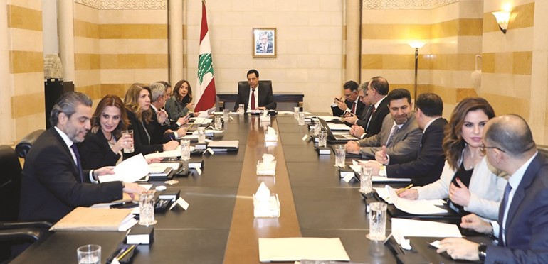 رئيس مجلس الوزراء حسان دياب مترئسا اجتماع اللجنة الوزارية المكلفة صوغ البيان الوزاري في السرايا الحكومي	(محمود الطويل)