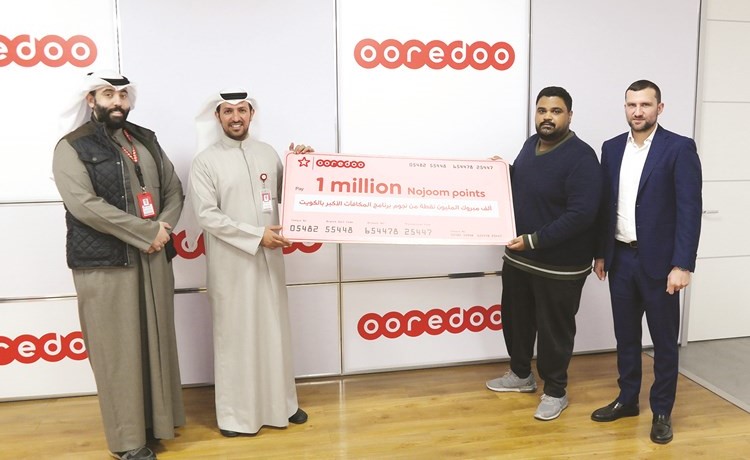عبدالعزيز البلوشي يتسلم المليون نقطة من يوسف الشلال