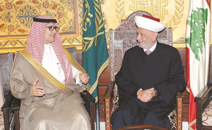 مفتي لبنان الشيخ عبد اللطيف دريان مستقبلا سفير السعودية في لبنان وليد بخاري (محمود الطويل)