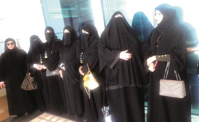 موجهات الخدمة النفسية والاجتماعية خلال تجمعهن في ديوان الخدمة