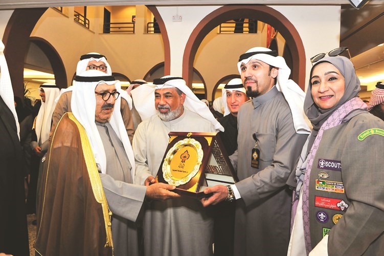 الشيخ ناصر صباح الأحمد يتسلم درعا تكريمية من جمعية الكشافة الكويتية