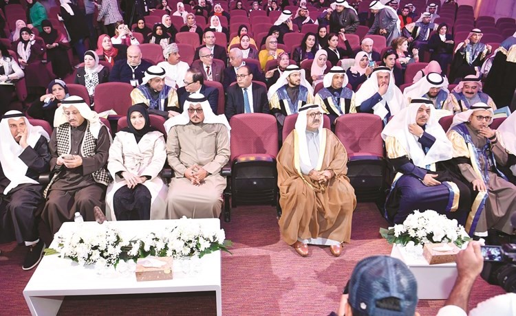 الشيخ ناصر صباح الأحمد والشيخ حمد المالك والشيخة سهيلة الصباح ود.فايز الظفيري وسامي النصف في مقدمة الحضور 	(قاسم باشا)