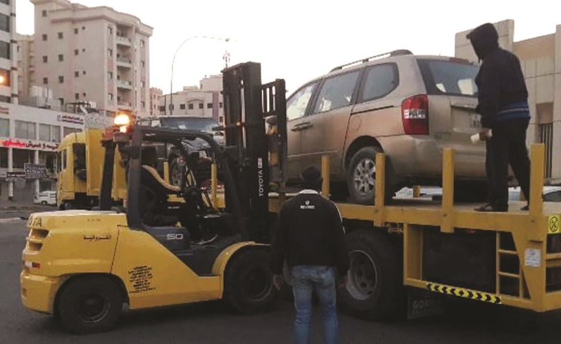 جانب من رفع السيارات المهملة في الفروانية