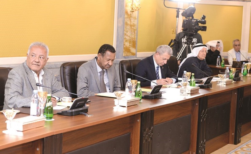 د.غانم النجار ومصطفى إسماعيل ومصطفى البرغوثي وعدد من المشاركين في الاجتماع