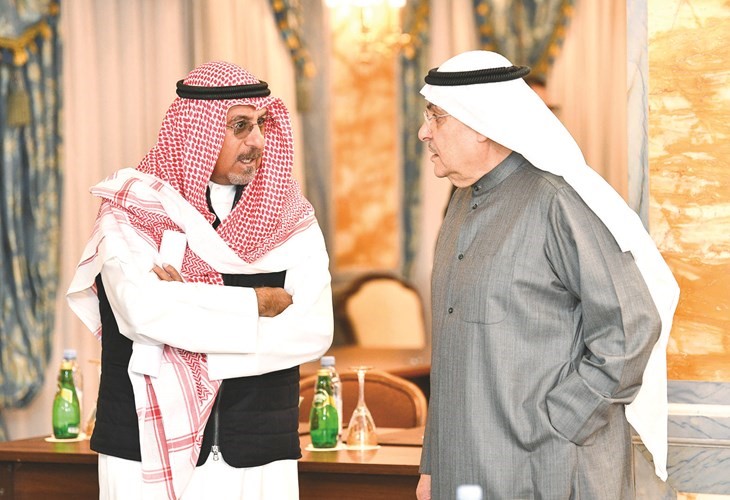 حديث بين الشيخ د.محمد الصباح ومحمد الصقر على هامش الاجتماع