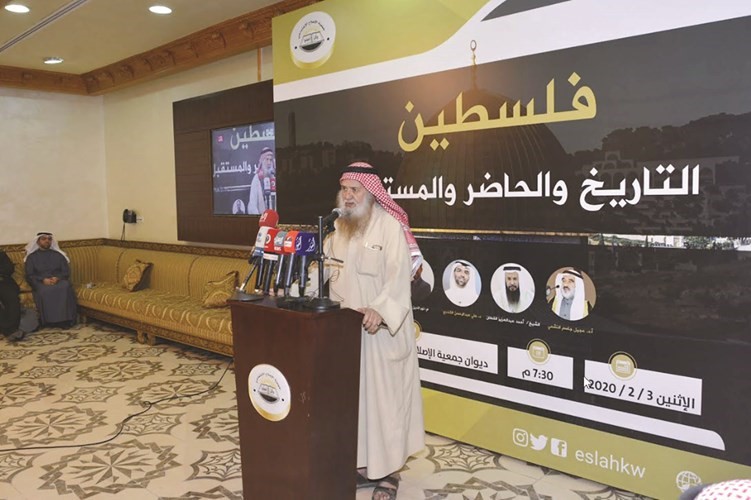 الداعية أحمد القطان متحدثا في الندوة