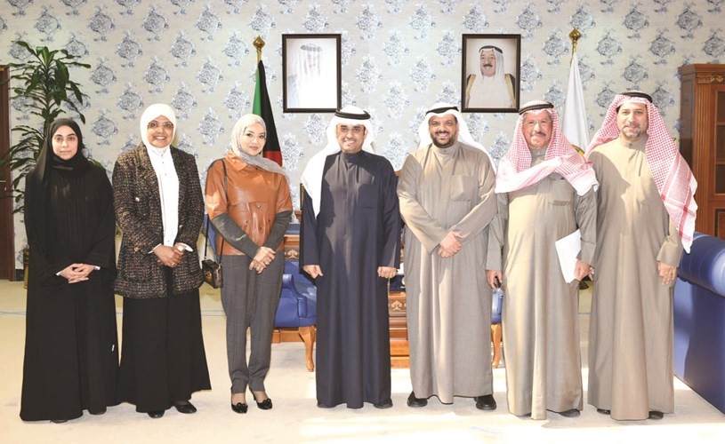 ناصر الحجرف مستقبلا د.فاطمة النجار ود.آمال اليحيى ود.حسن القطان ود.بدر الياس ود.عهود الصهيبي وملوح الحربي
