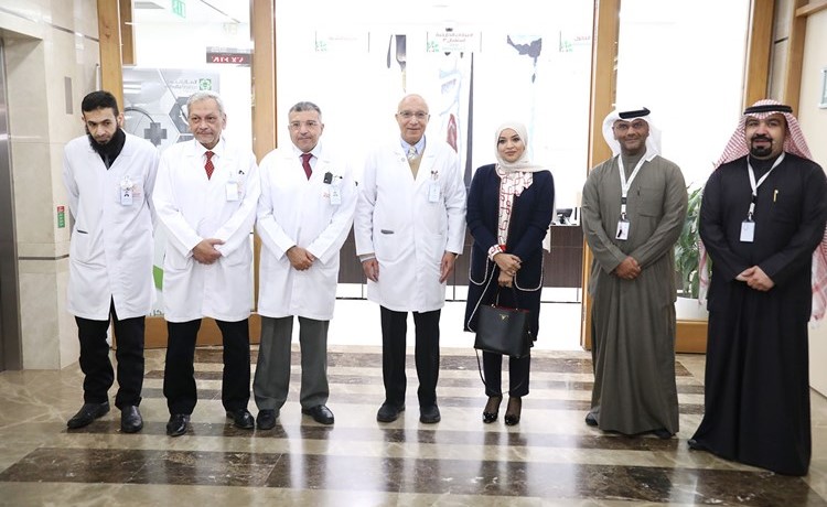 د.فاطمة النجار ود.سعيد راتب مع فريق العمل بالمستشفى	(زين علام)