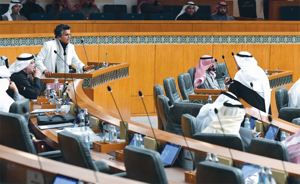 جانب من المشادة بين صالح عاشور وصفاء الهاشم خلال جلسة أمس حول اجتماعات اللجنة المالية (هاني الشمري)