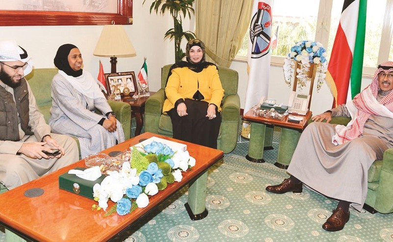 الشيخ فواز الخالد خلال لقائه وفد جمعية السلام للأعمال الإنسانية والخيرية