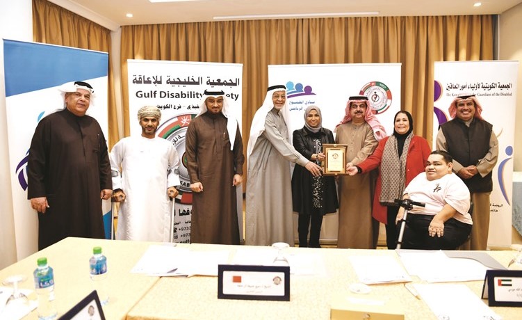 الشيخ دعيج آل خليفة وم.صلاح موسى يقدمان درعا تقديرية إلى رحاب بورسلي بحضور أعضاء مجلس إدارة الجمعية الخليجية للإعاقة	(فريال حماد)