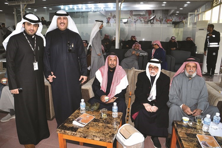 مدعج البتال وفراج المهمل وعويض الديحاني مع الزميلين بدر الدابان وعبدالعزيز المطيري يتابعون السباق
