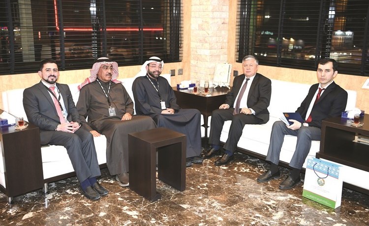 رئيس التحرير الزميل يوسف خالد المرزوق خلال استقبال السفير د.بهرمجان اعلايوف وعبدالغفور نبيوف بحضور نائب رئيس التحرير الزميل عدنان الراشد ومدير التحرير الزميل محمد بسام الحسيني	(هاني الشمري)