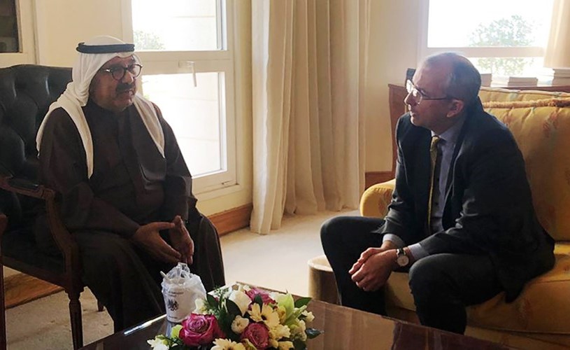الشيخ ناصر صباح الأحمد خلال استقباله السفير البريطاني مايكل دافنبورت