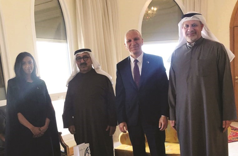 الشيخ ناصر صباح الاحمد مستقبلا مدير البنك الدولي بالكويت غسان الخوجة والوفد المرافق