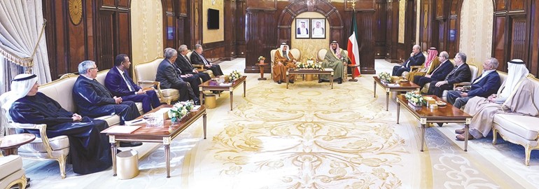 سمو الشيخ صباح الخالد مستقبلا رئيس وأعضاء مجلس العلاقات العربية والدولية