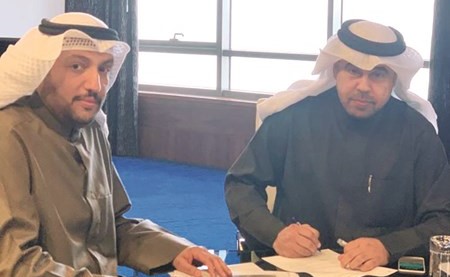 م.صياح الهاجري خلال توقيع الاتفاقية مع ممثل الشركة