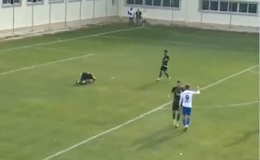 بالفيديو.. لاعب تركي يرفض تسجيل هدف بسبب إصابة منافسه